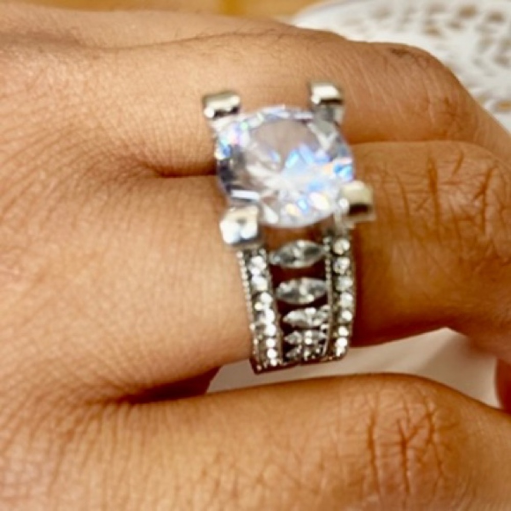 Elegant 5ct Faux Diamond -Cubic Zirconia 925 Silver Engagement Ring - Picture 8 of 9